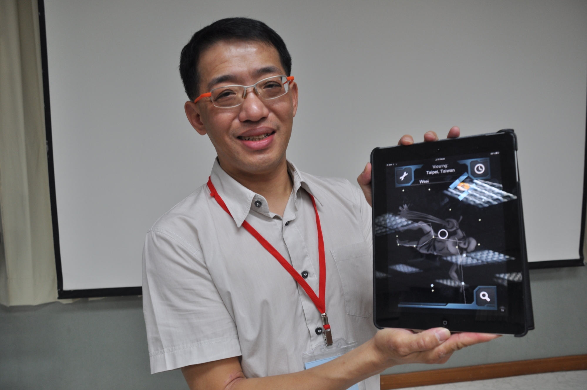 張俊彥教授展示 iPad 教學應用